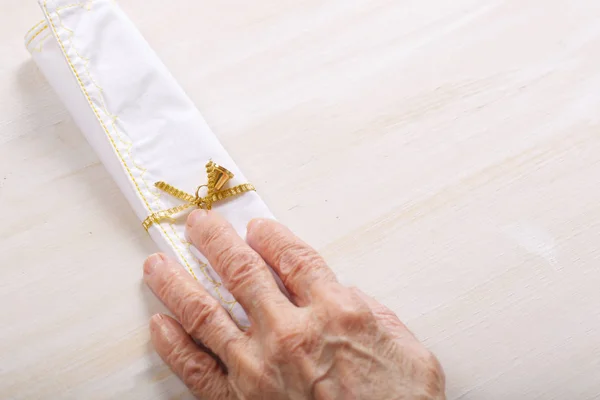 Yaşlı kadın beyaz bir peçete tutar — Stok fotoğraf