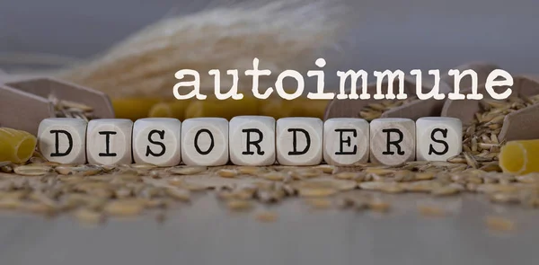 คํา AUTOIMMUNE DISORDERS ประกอบด้วยลูกเต๋าไม้ . — ภาพถ่ายสต็อก