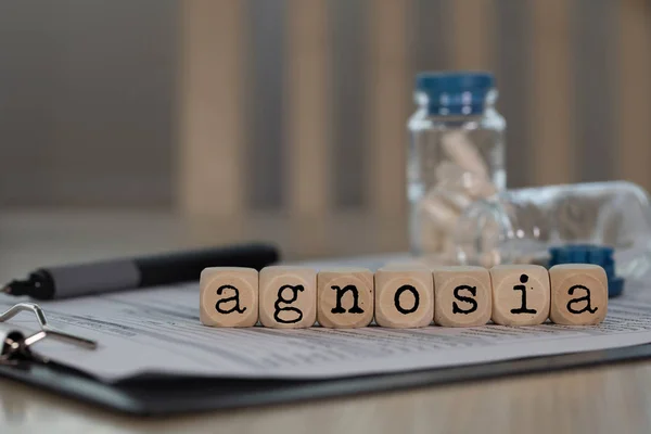 Word Agnosia samengesteld uit houten dobbelstenen. — Stockfoto