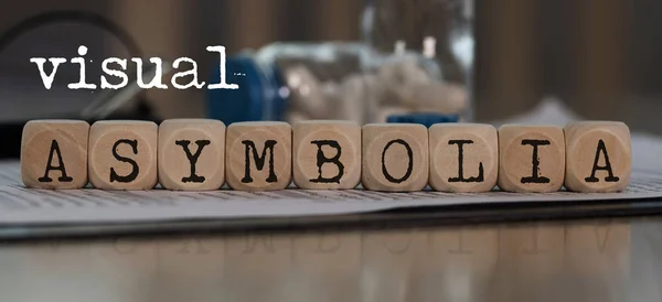 Слова VISUAL ASYMBOLIA, состоящие из деревянных кубиков . — стоковое фото