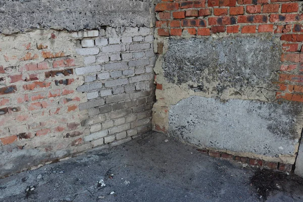 Old Brick Wall Corner Ground — Stock Photo, Image