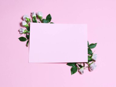 Çiçekli Çerçeve. Pembe Beyaz gül. Bahar pembe arka plan