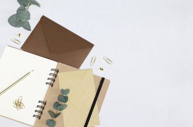 Mektup yazıyorum. Açıldı Notebook, zarflar, altın kalem, kağıt klipler, pinler, okaliptüs dalları