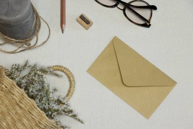 Sarı zarf, ahşap Pan & kalemdelen, mum, Gözlük, çiçek sepeti