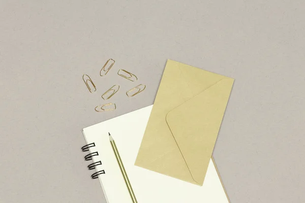 Kraft Envelope Notes Golden Pencil Paper Clips White Background — Stock Photo, Image