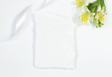 Beyaz arka planda çiçek ve kurdele ile Vintage kart