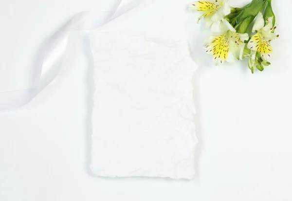 Karta Květinami Stuhou Bílém Pozadí — Stock fotografie