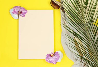 Palmiye yaprakları ile Yaz mockup mektup