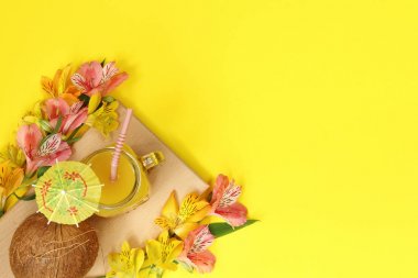 Portakal suyu ve hindistan cevizi ile sarı yaz afişi