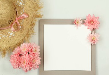 Hasır şapka ve yaz çiçekleri ile yaz kompozisyonu