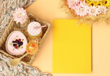 Hasır şapka ve yaz kahvaltısı ile mockup şablonu