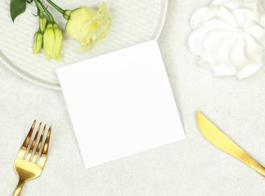 Gri arka planda sahte düğün numarası kartı