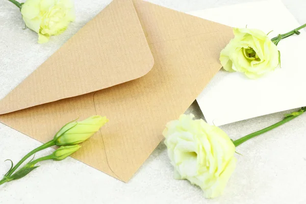 Roses Craft Envelope Grey Background — Stock Photo, Image