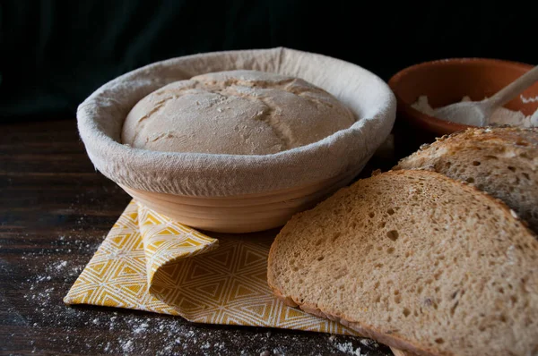 Sauerteig Gärkorb Vollkorn Roggenmehl Brotscheiben Selbst Gebackenes Brot — Stockfoto