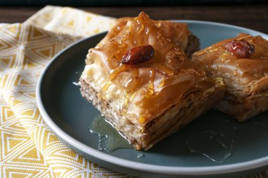 Taze ev yapımı baklava, lezzetli tatlı, Türk yemeği. filo hamuru, ceviz ve bal.