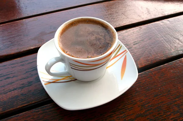Kopje koffie op houten tafel, close-up, bovenaanzicht, kopieerruimte. Ontbijt espresso, verfrissend drankje. — Stockfoto