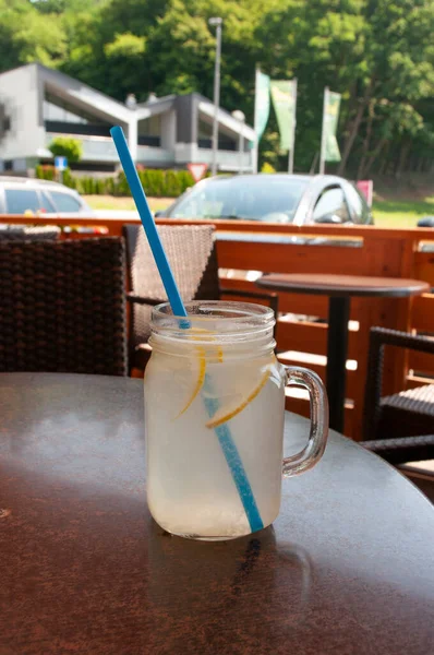Лимонад у скляній чашці, освіжаючий напій у кафе. Літня тераса . — стокове фото