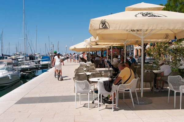 Izola, Slovenya - 16 Temmuz 2020: Marina Izola-valobran limanındaki restoran. Slovenya, Izola 'da bir kafede tatil yapan insanlar.