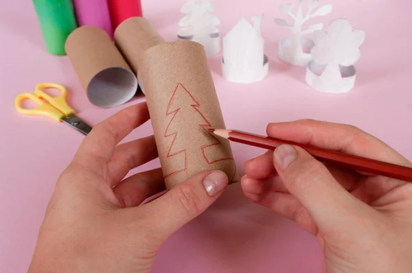 Cómo hacer árboles. Actividades diarias, bricolaje para niños, cero desperdicios, juguetes ecológicos hechos a mano de papel rollo.Fácil de hacer. 2 paso dibujar silueta de árbol. —  Fotos de Stock