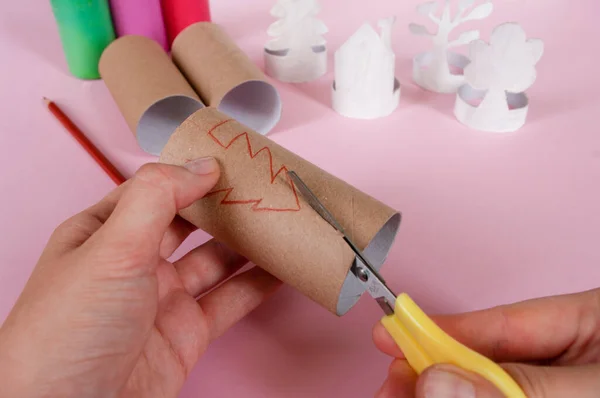 Hoe maak je bomen, decoratie. Dagelijkse activiteiten, diy voor kinderen, nul afval, eco speelgoed met de hand gemaakt van papier roll.4 stap uitgesneden de boom. — Stockfoto