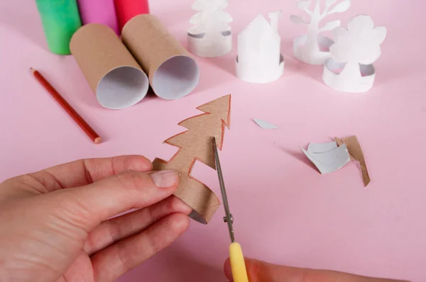 Come fare alberi, decorazione. Attività quotidiane, fai da te per bambini, zero sprechi, giocattoli ecologici fatti a mano con rotolo di carta.Finitura a 5 passaggi con piccoli dettagli. — Foto Stock