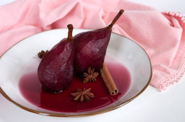 Meyveli tatlı, armut, tarçınlı kırmızı şarap, İtalyan mutfağı, lezzetli..