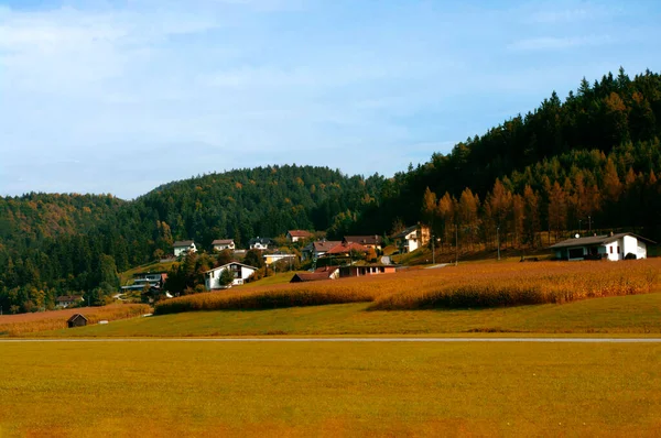 Podzimní Krajina Evropské Vesnici Venkově Lesní Kopce Domy Cestovní Ruch — Stock fotografie