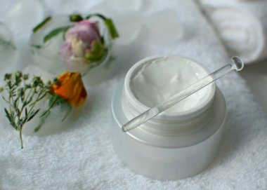 dondurma, dondurma ve beyaz pamuk havlu, cilt bakımı için spa aksesuarları