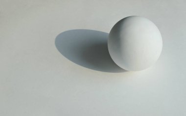 beyaz arkaplanda topun geometrik şekli