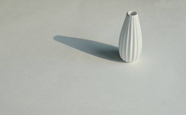 Beyaz arka planda beyaz vazo, yakın plan. İç modelleme..