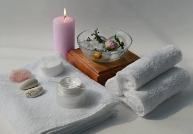 dondurma, dondurma ve beyaz pamuk havlu, cilt bakımı için spa aksesuarları