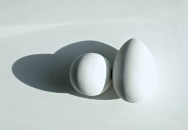 Topun geometrik şekilleri ve beyaz arkaplan üzerinde yumurta