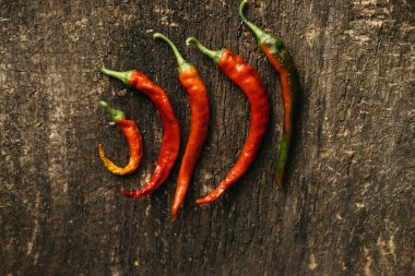 kırmızı kırmızı kırmızı biber tahtada