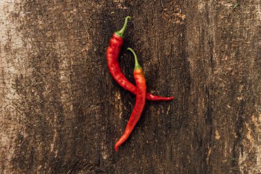 kırmızı kırmızı kırmızı biber tahtada