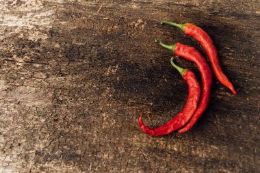 kırmızı kırmızı kırmızı biber tahtada