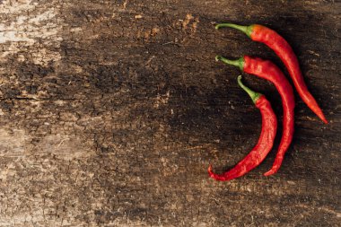kırmızı kırmızı kırmızı biber tahtada