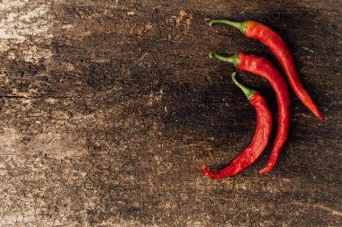 kırmızı kırmızı kırmızı biber tahtada