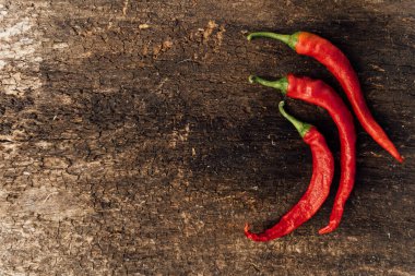 kırmızı kırmızı kırmızı biber tahtada