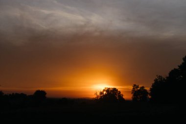 Dağlarda gün doğumu 