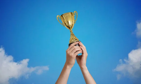 Vencedor Está Segurando Troféu Nas Mãos Contra Céu Azul — Fotografia de Stock