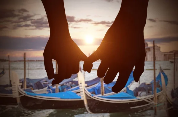 Touching Hands Lovers Venice Sunset — Stock Photo, Image