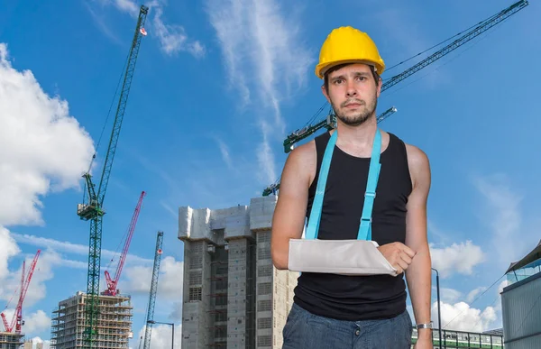Trabalhador Ferido Está Usar Tipoia Médica Braço Local Construção Segundo — Fotografia de Stock