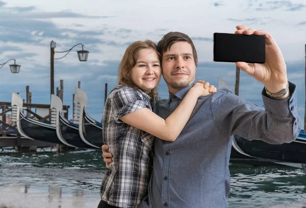 Pareja Joven Está Tomando Selfie Con Teléfono Inteligente Venecia Italia — Foto de Stock