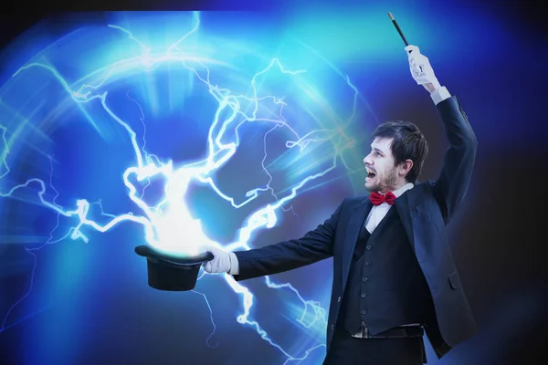 Magikern Visar Trick Med Lightning Från Hans Magiska Hatt — Stockfoto