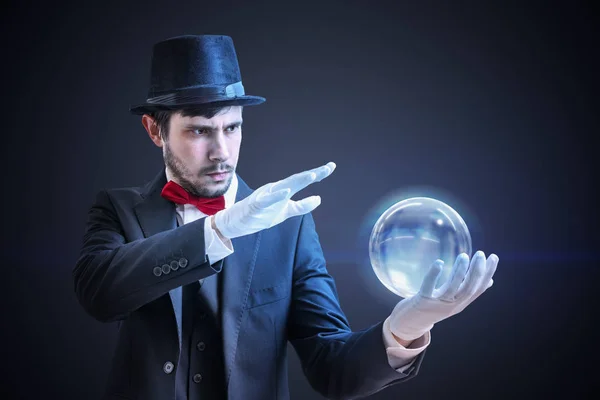 年轻的魔术师预言未来和运气告诉从魔术球 — 图库照片