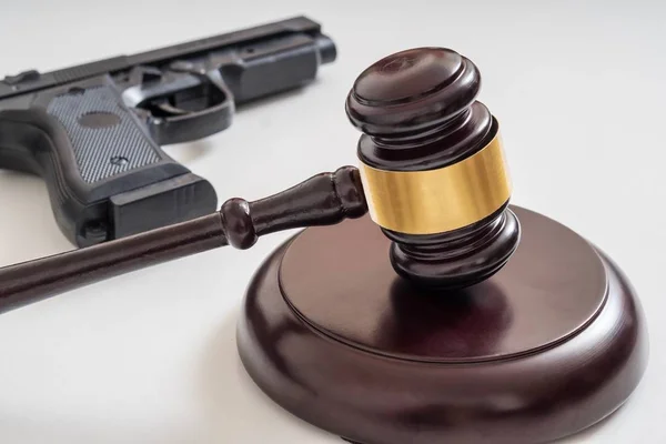 Gavel Frente Uma Pistola Leis Armas Conceito Legislação — Fotografia de Stock