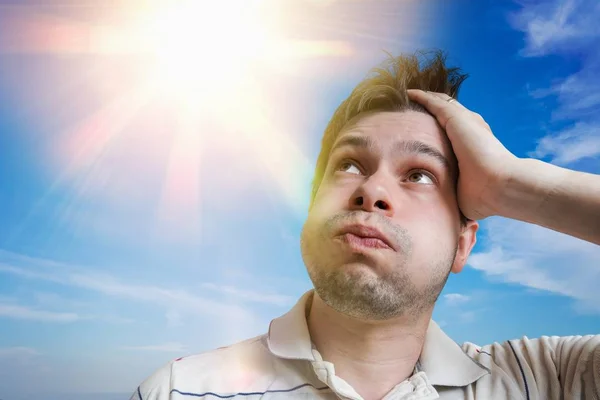 Joven Está Sudando Concepto Clima Cálido Sol Fondo — Foto de Stock