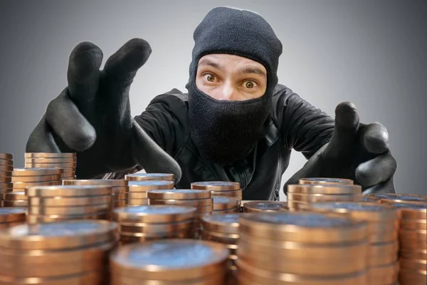 Rånare Eller Tjuv Försöker Greppa Och Stjäla Mynt — Stockfoto