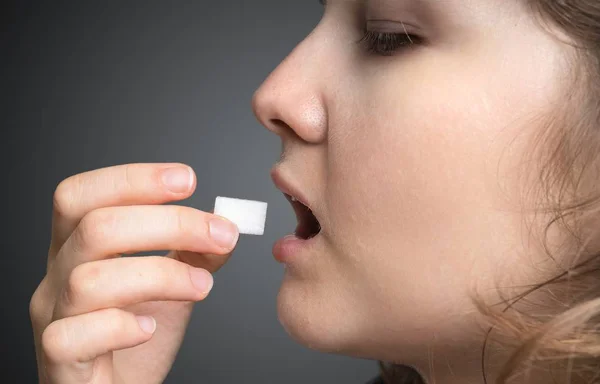 Mulher Está Engolir Cubo Açúcar Conceito Alimentação Não Saudável — Fotografia de Stock