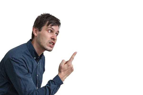 白い背景で隔離の指で脅かす怒りの若い男 横から見た図 — ストック写真